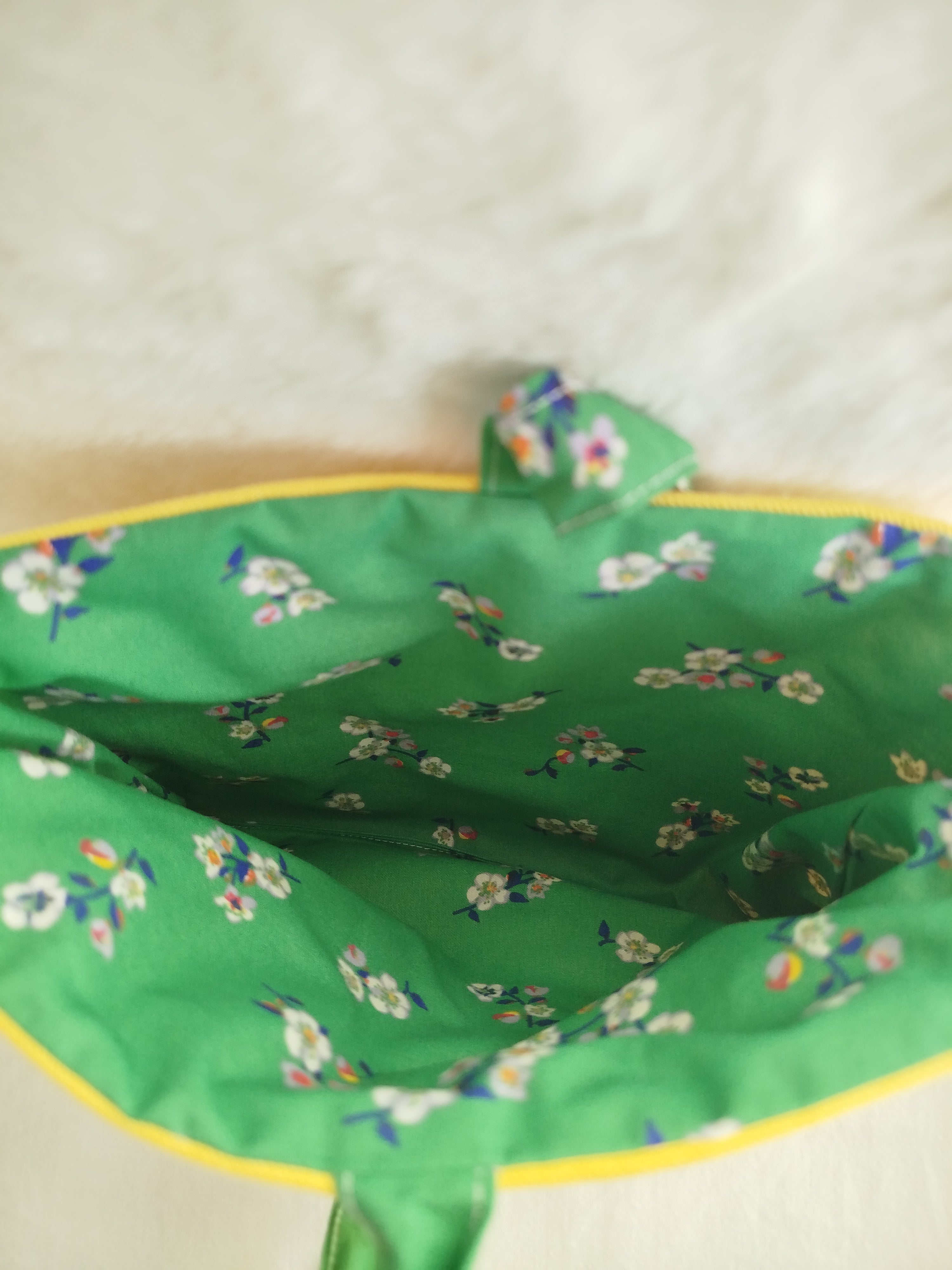 Pochette à livre artisanal cousu main tissu jaune vif